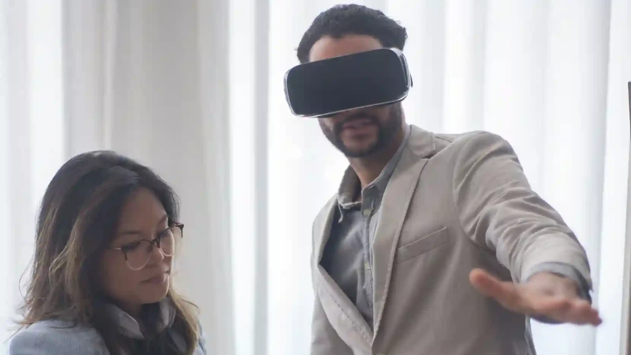 Mise en situation professionnelle illustrant l’utilisation de la VR pour accompagner un apprenant et développer les compétences comportementales dans les ressources humaines (RH)