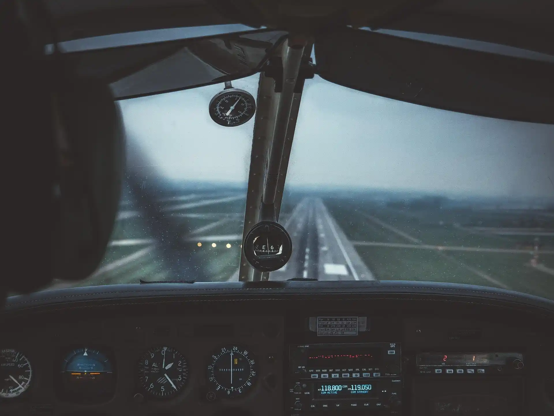Illustration d’un cockpit d’avion en réalité virtuelle montrant l’évolution des usages VR dans le secteur aéronautique