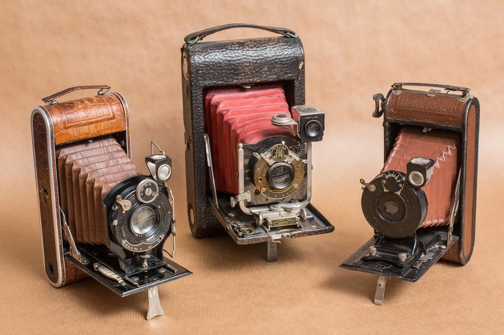 Illustration d’anciens appareils photo panoramiques, ancêtres des technologies 360VR modernes.