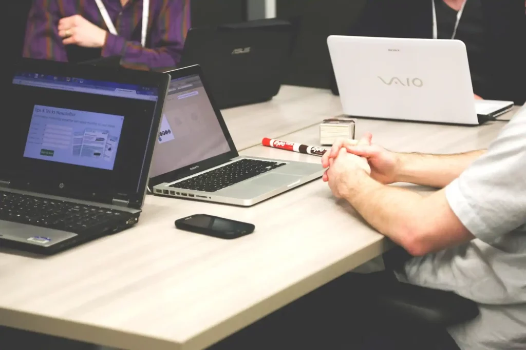Équipe en réunion préparant le débriefing et les objectifs d’un projet en réalité virtuelle