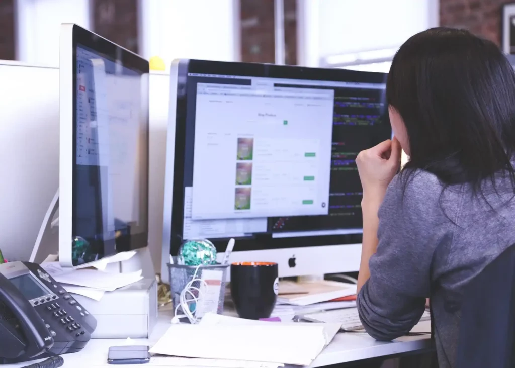 Professionnel travaillant sur le développement d’une application de réalité virtuelle sur ordinateur