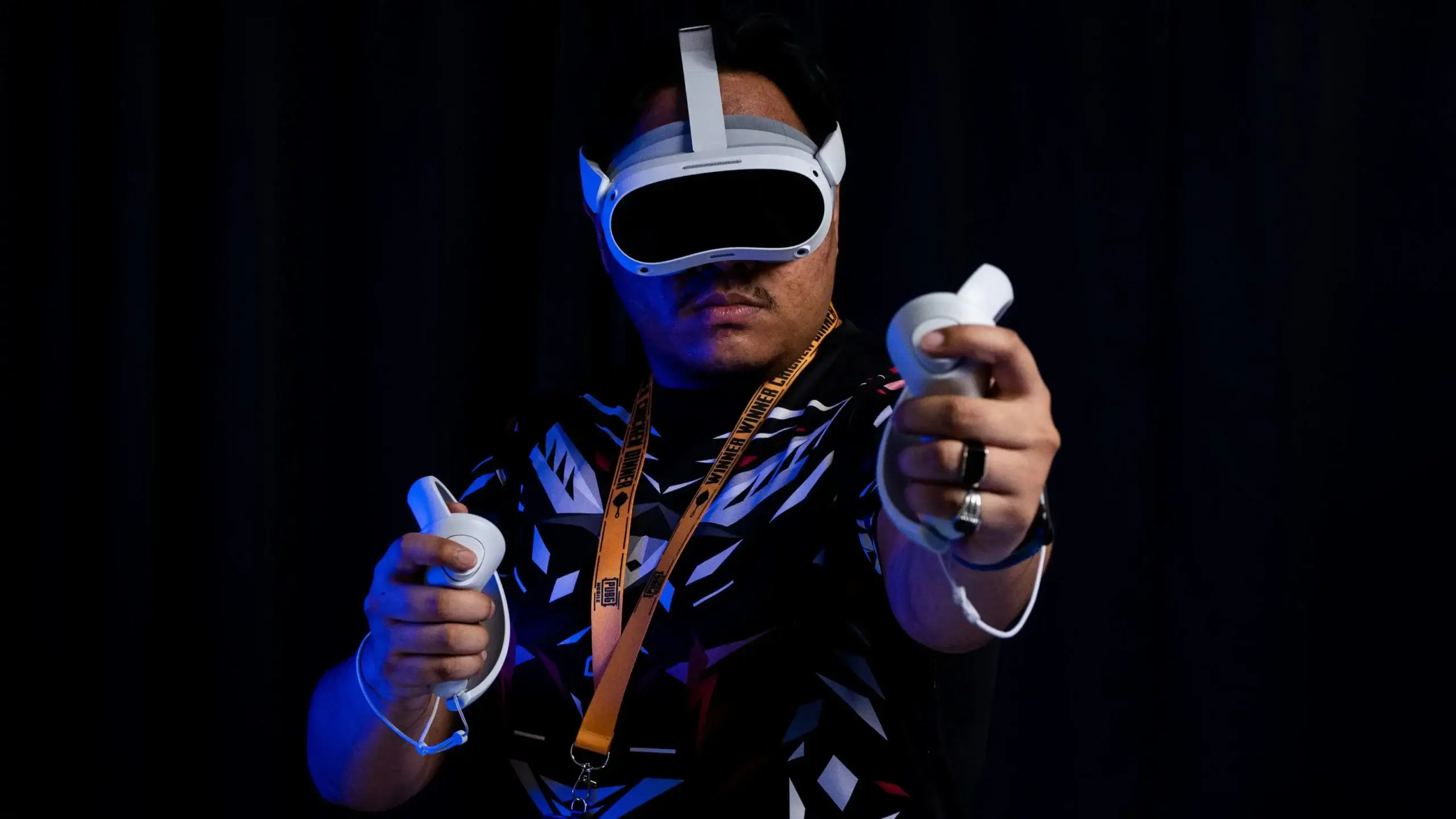 Personne en immersion professionnelle pour une formation VR avec un casque Pico 4