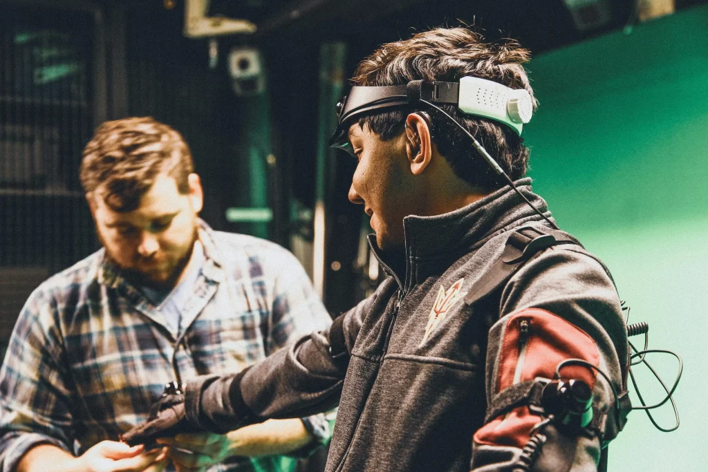 Utilisation d’un gant haptique avec casque de réalité virtuelle pour la simulation et la formation immersive en industrie