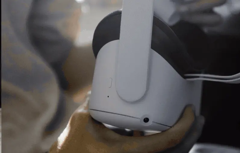 Personne tenant un ancien modèle de casque VR occulus meta quest 2