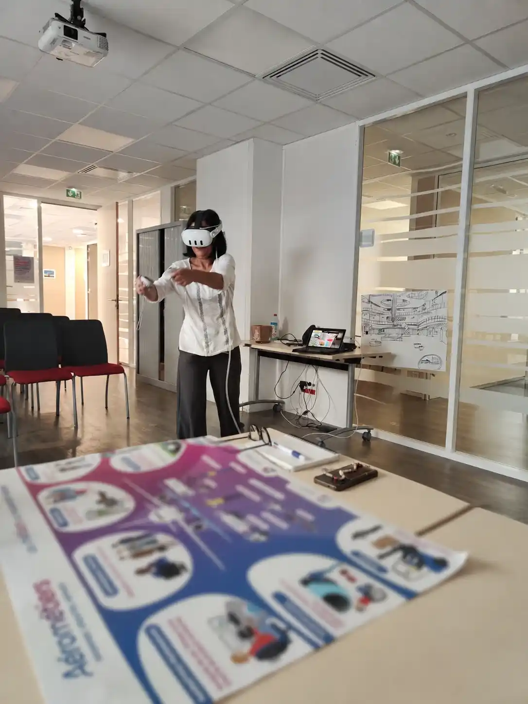 Personne utilisant un casque VR et des contrôleurs pour interagir avec un environnement virtuel développé sur mesure