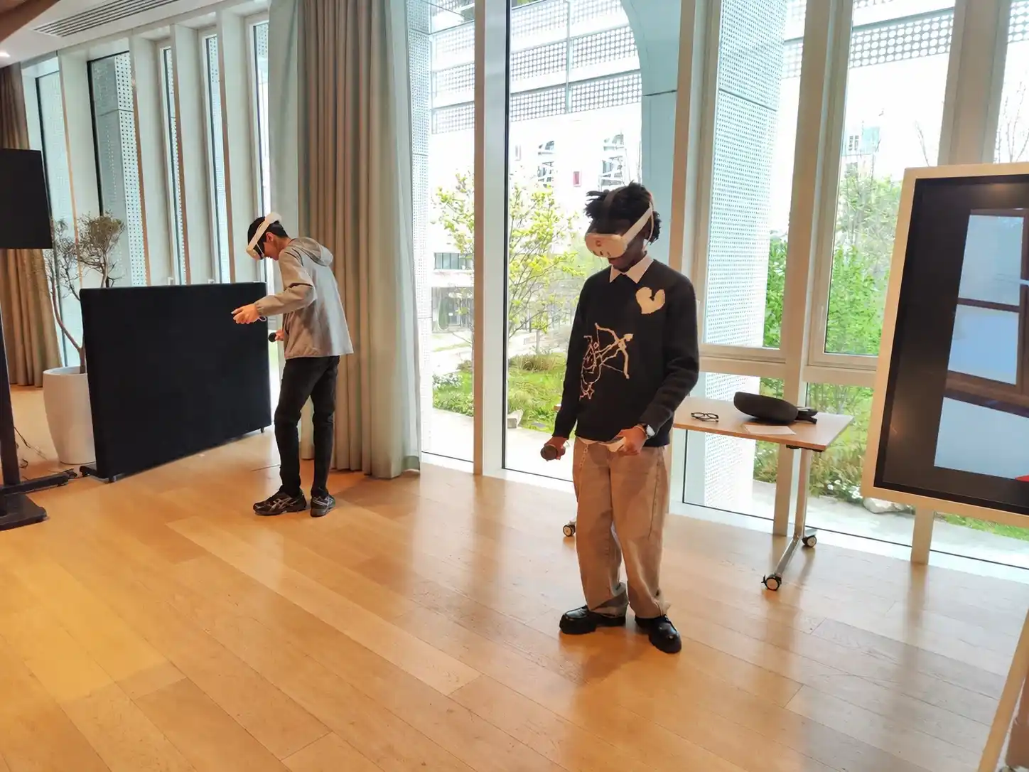 Deux jeunes utilisent des casques de réalité virtuelle pour découvrir un métier, avec un écran affichant leur expérience immersive.