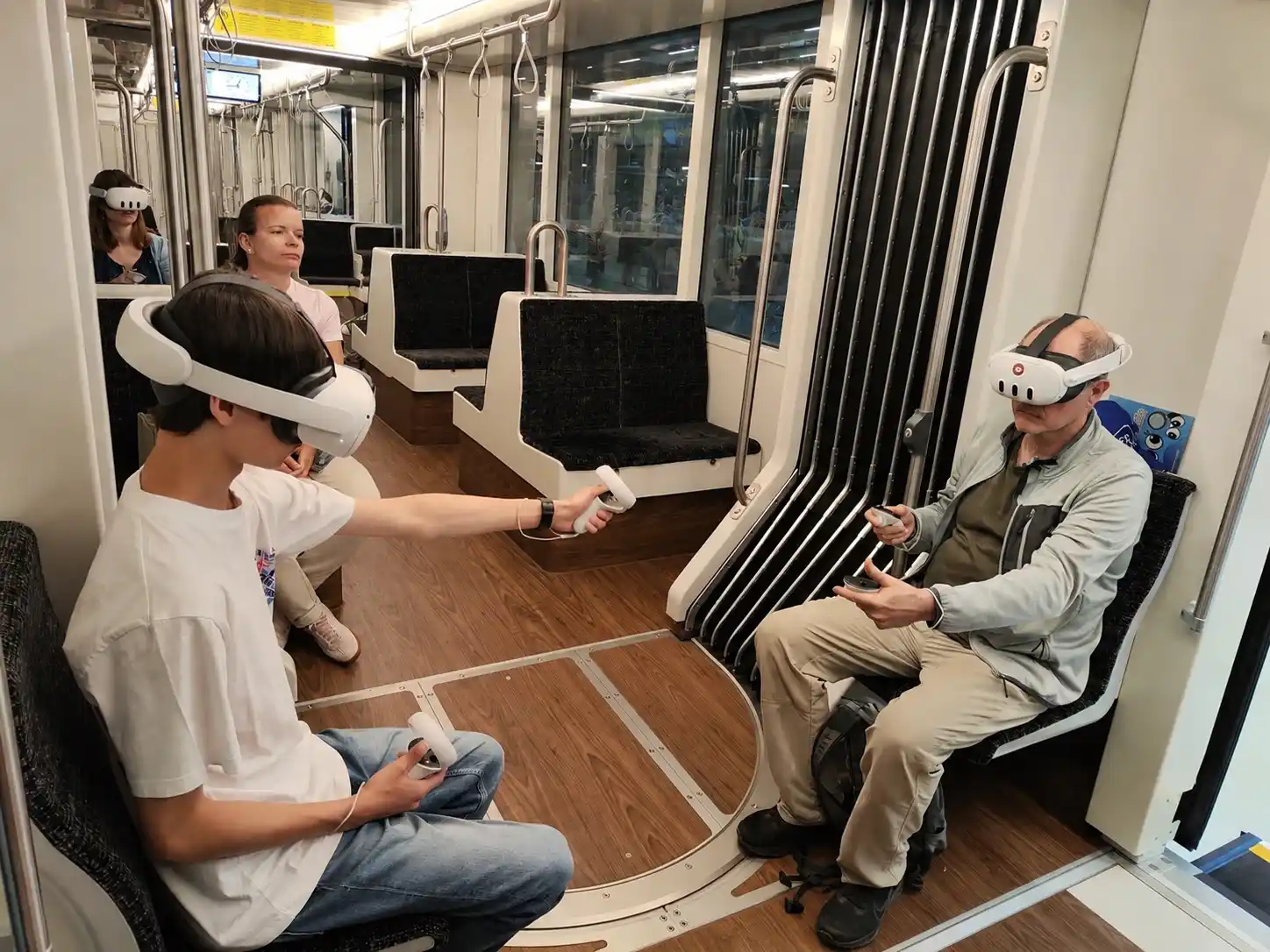 Deux participants découvrent le métier de conducteur de tramway en réalité virtuelle lors d'un événement de découverte métier organisé dans un tram.
