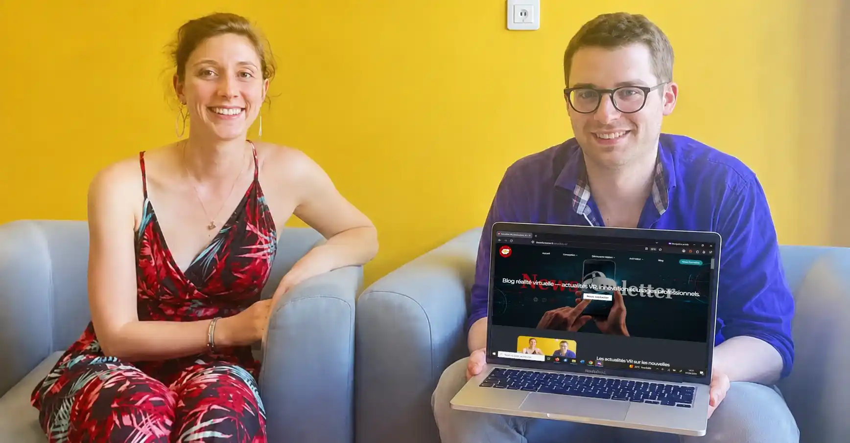Dirigeants d'une entreprise spécialisée en réalité virtuelle présentant leur blog d'actualités VR rédigé à la main pour partager une expertise authentique