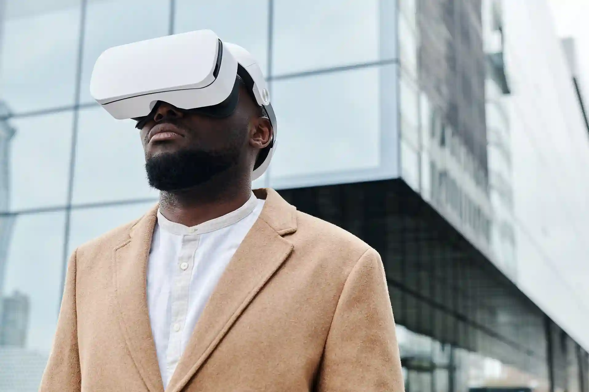 Personne portant un casque VR et visualisant l’extérieur d’un bâtiment dans un environnement virtuel