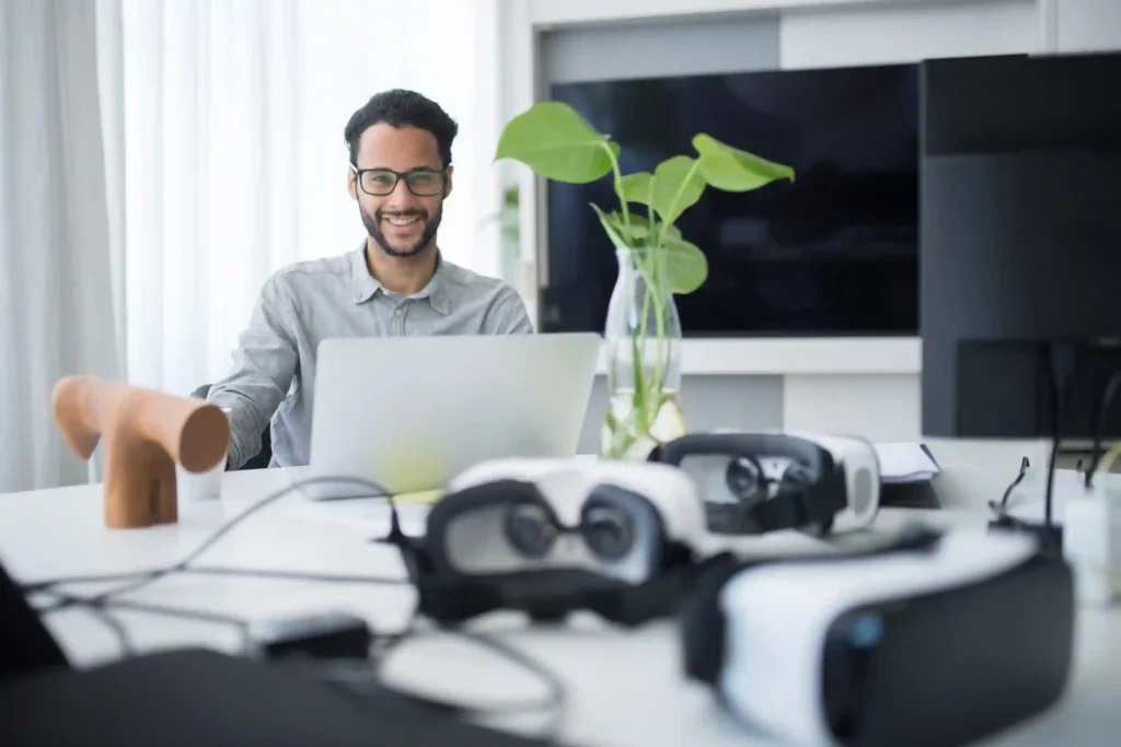 Professionnel travaillant sur la conception d’une application de réalité virtuelle réutilisable pour le secteur immobilier