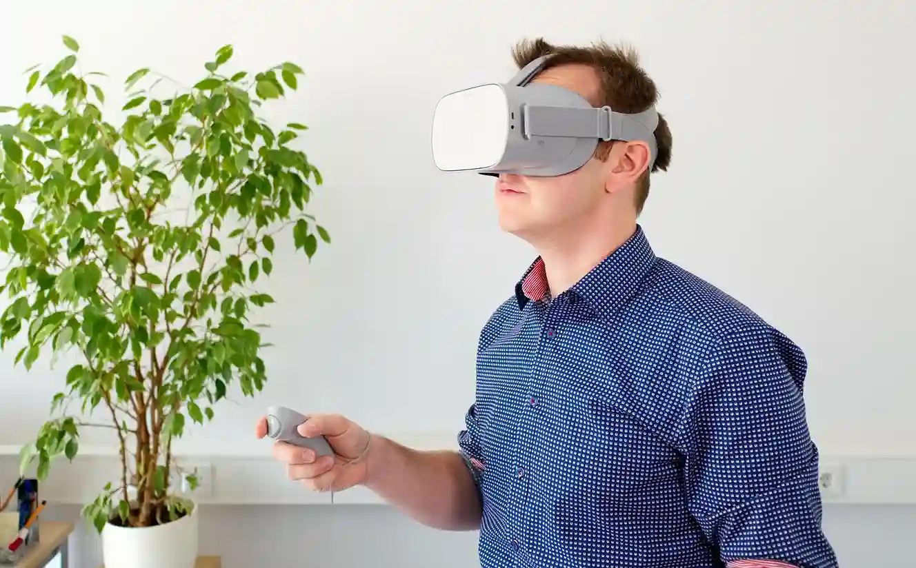 Homme portant un casque VR et sélectionnant lui-même des options dans un environnement virtuel