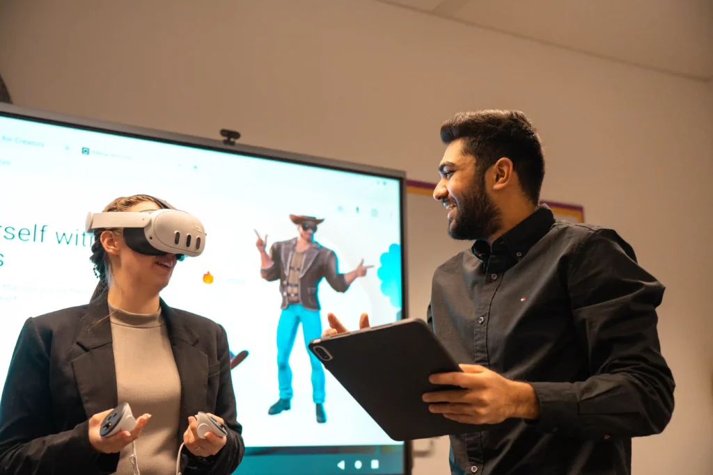 Personne utilisant un casque VR pendant une session d'évaluation avec un accompagnateur dans un contexte professionnel