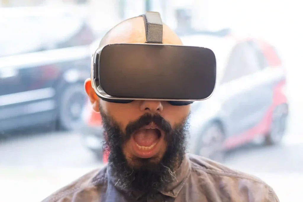 Homme surpris lors de l’utilisation d’une visite virtuelle 360 avec un casque de réalité virtuelle