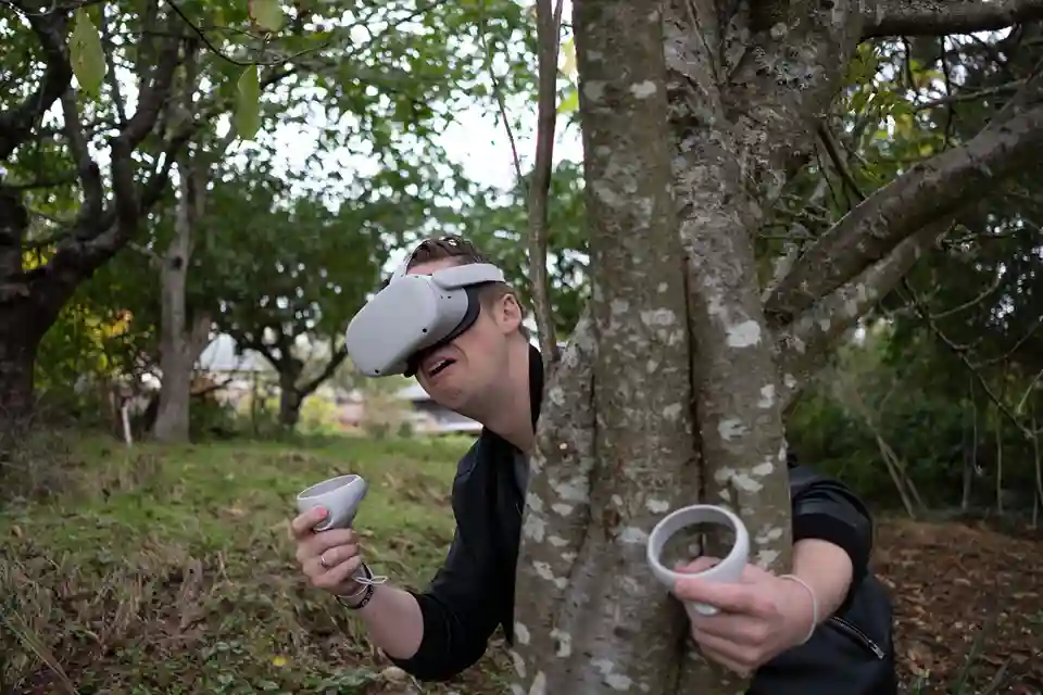 Homme portant un casque de réalité virtuelle lors d’une activité ludique en plein air dans un club de vacances