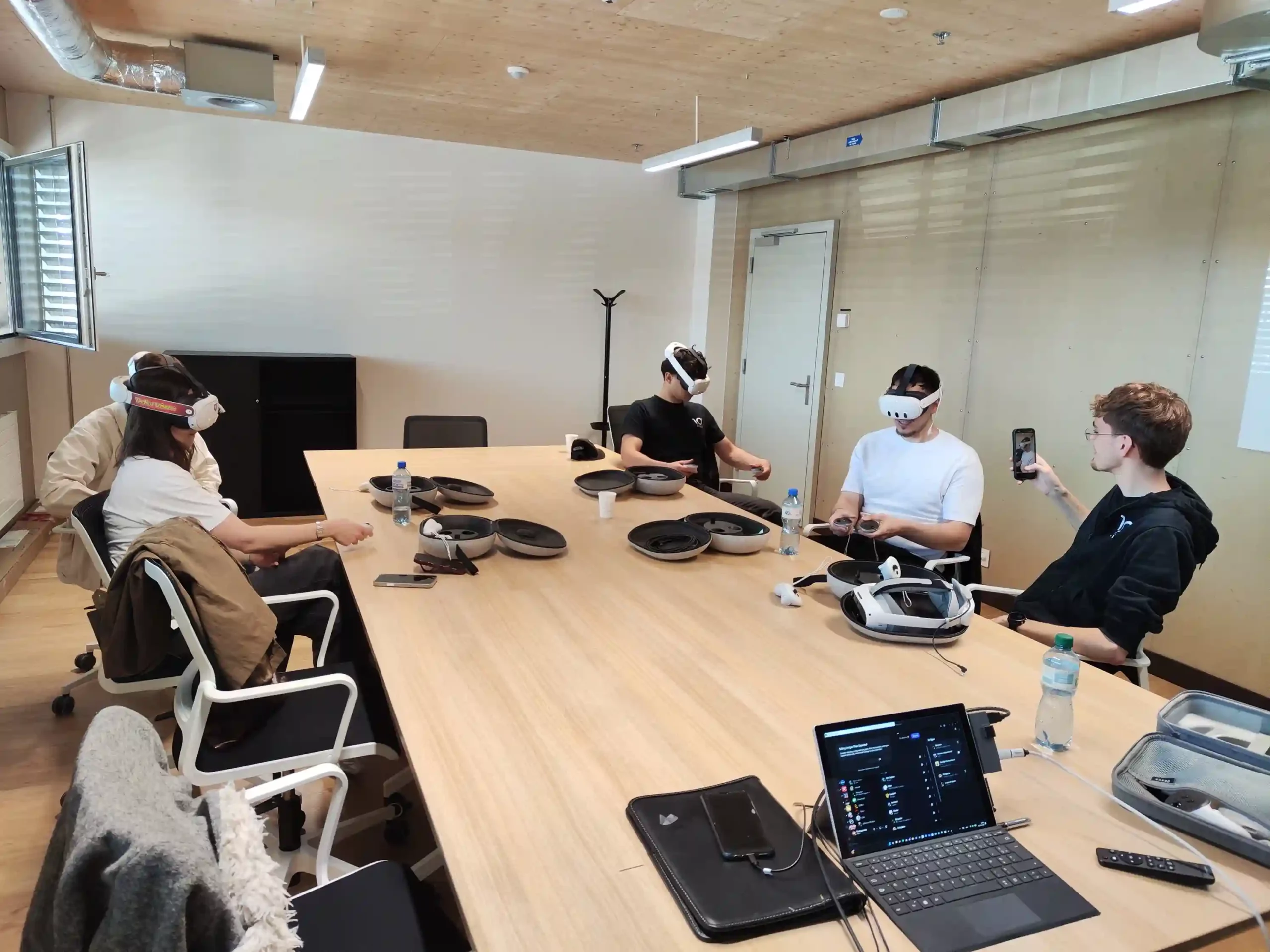Un formateur présente le fonctionnement des casques VR à une équipe lors d’une session de formation organisée avant une animation.