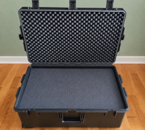 Valise de transport avant fabrication des compartiments sur mesure destinés à accueillir les casques VR, les manettes et les accessoires.
