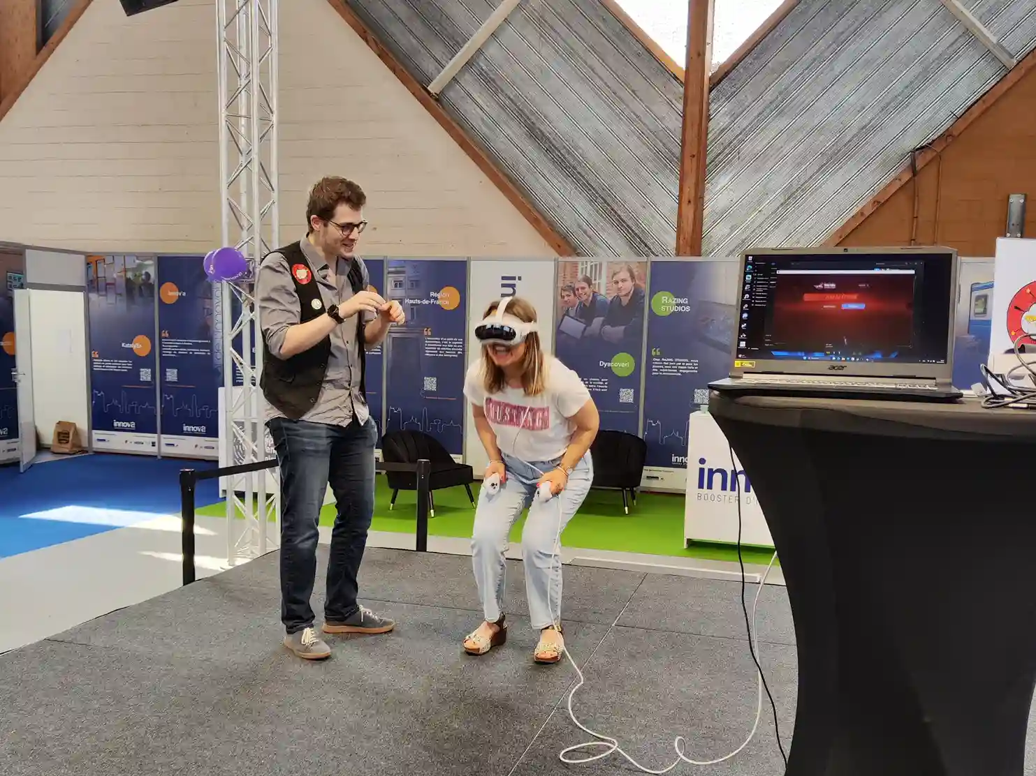Un animateur de notre entreprise accompagne les participants lors d’un événement utilisant des casques de réalité virtuelle.