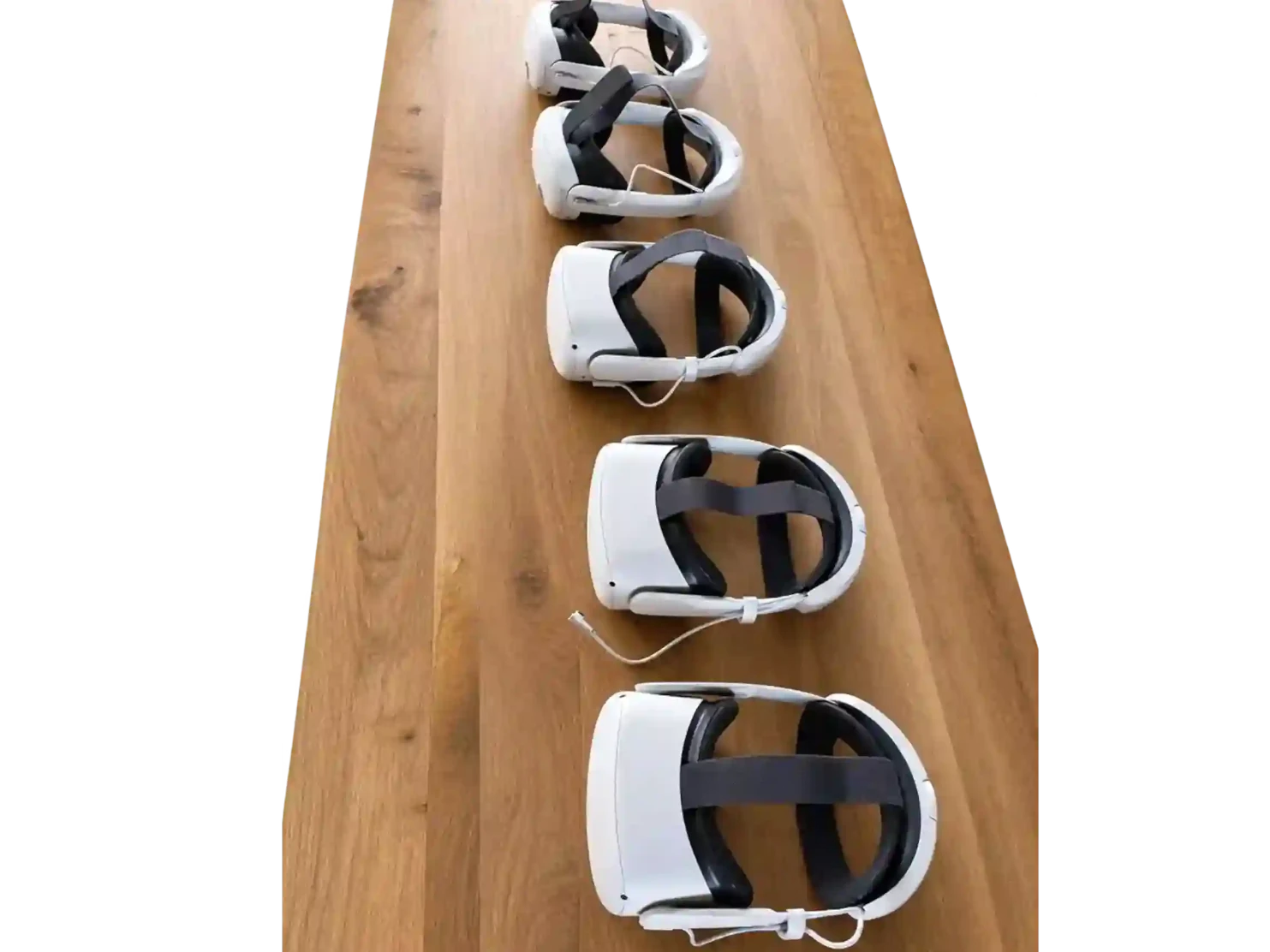 Plusieurs casques de réalité virtuelle alignés, illustrant la possibilité de louer plusieurs équipements pour une courte ou une longue durée.