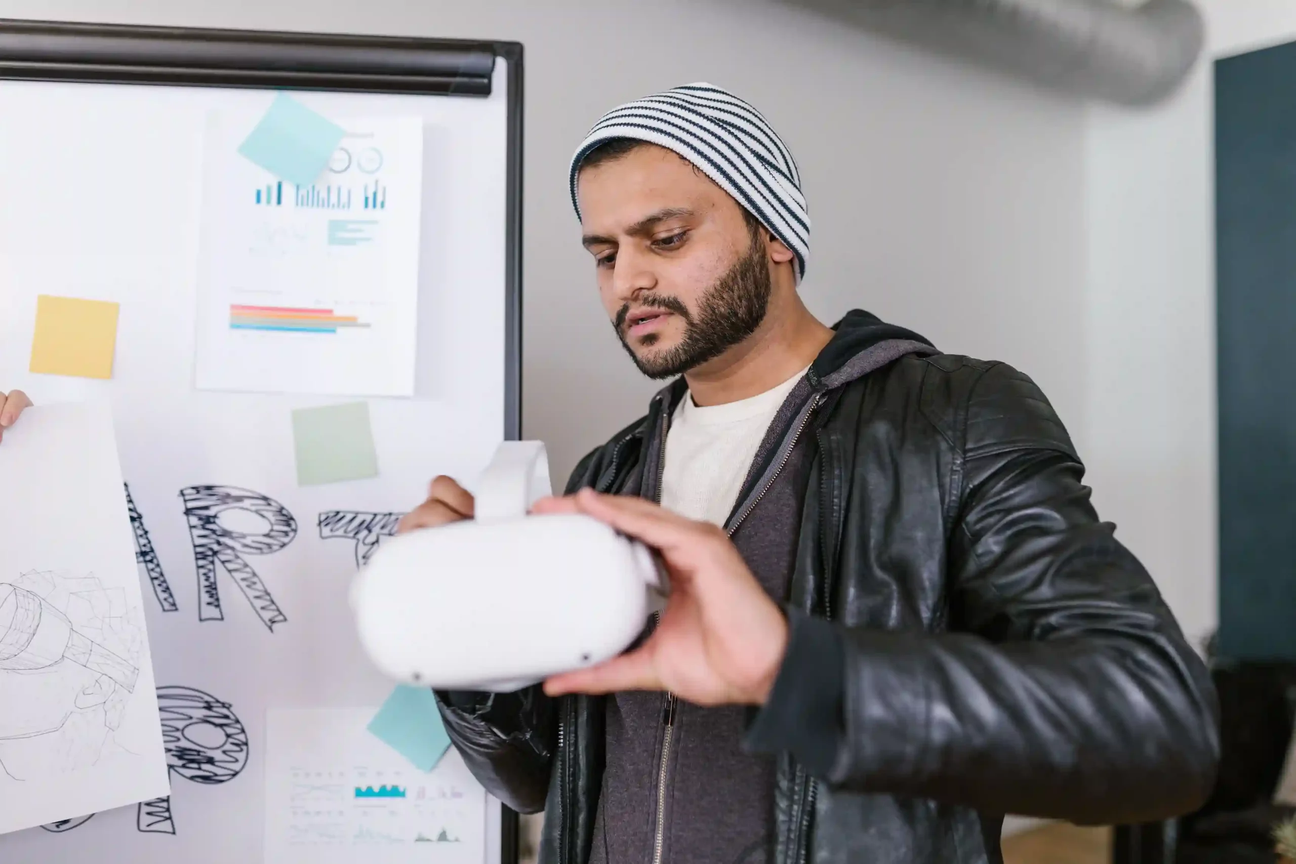 Personne équipée d’un casque VR dans un environnement professionnel, illustrant la réflexion et la conception de projets marketing utilisant la réalité virtuelle.
