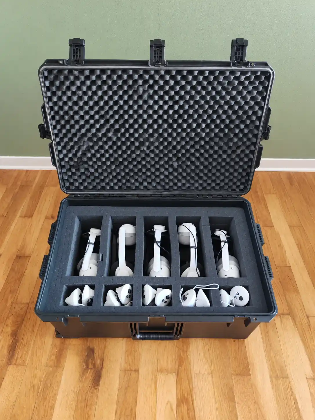 Valise de transport VR personnalisée avec des compartiments adaptés au rangement des casques, des manettes, des batteries externes et des accessoires.